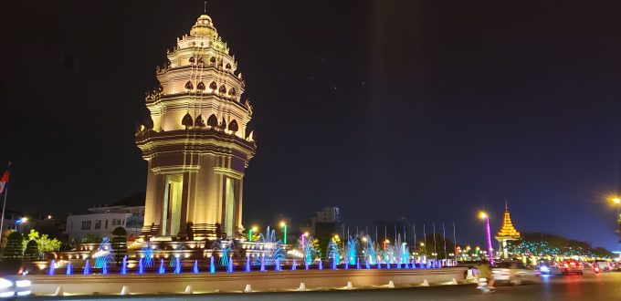 Independence Mounument, Phnom Penh > TheRoamingNoodle